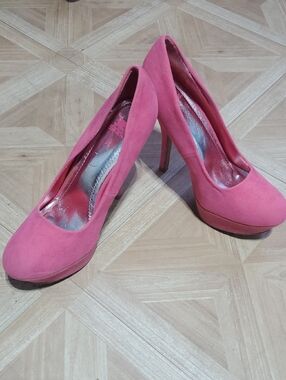 Women's Pink Suede High Heel Pumps, Brand New, Displays. Flaw On The Right Heel.